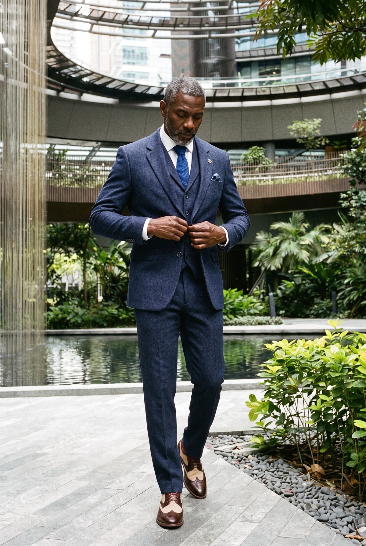 Look #988 styled with Marineblauer 3-teiliger Tweed-Anzug mit Fischgrätenmuster für Herren