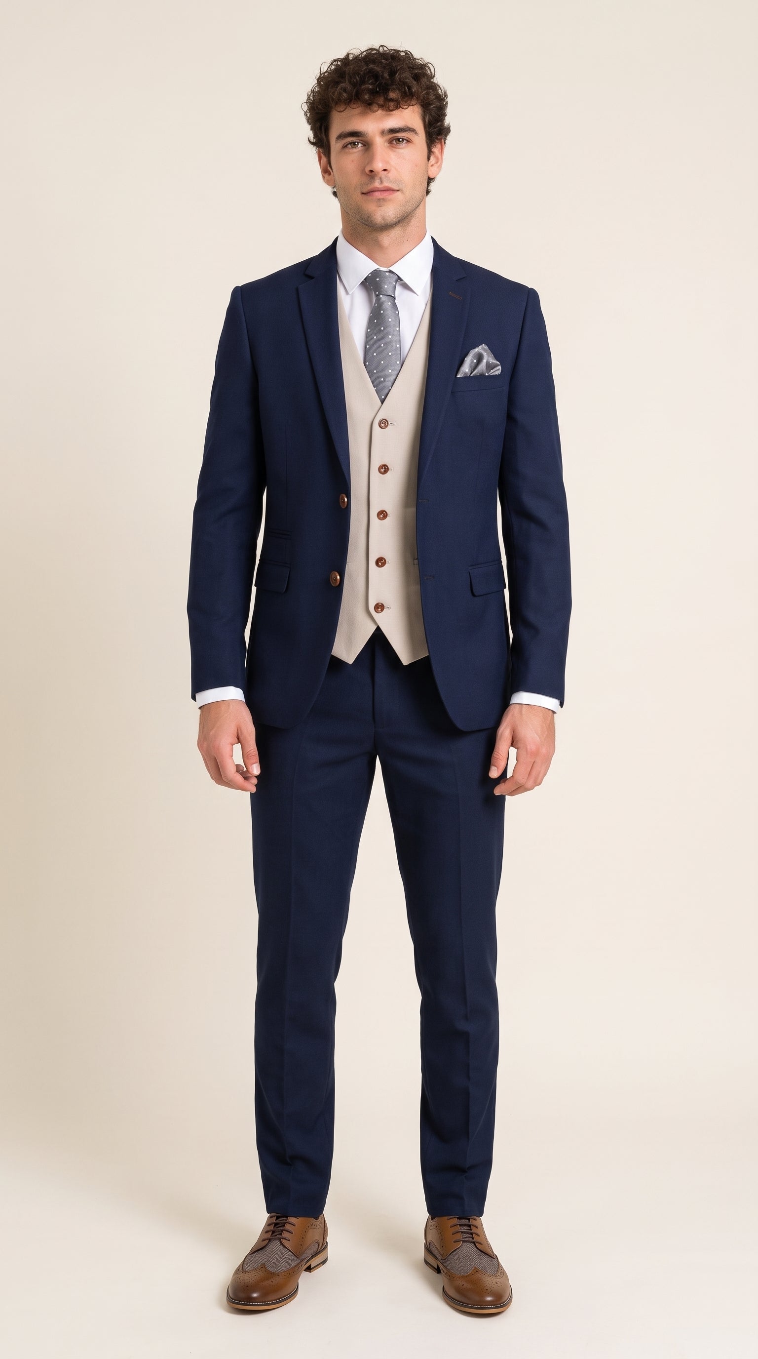 Look #395 styled with Mayfair – 3-teiliger marineblauer Herrenanzug mit cremefarbener Weste