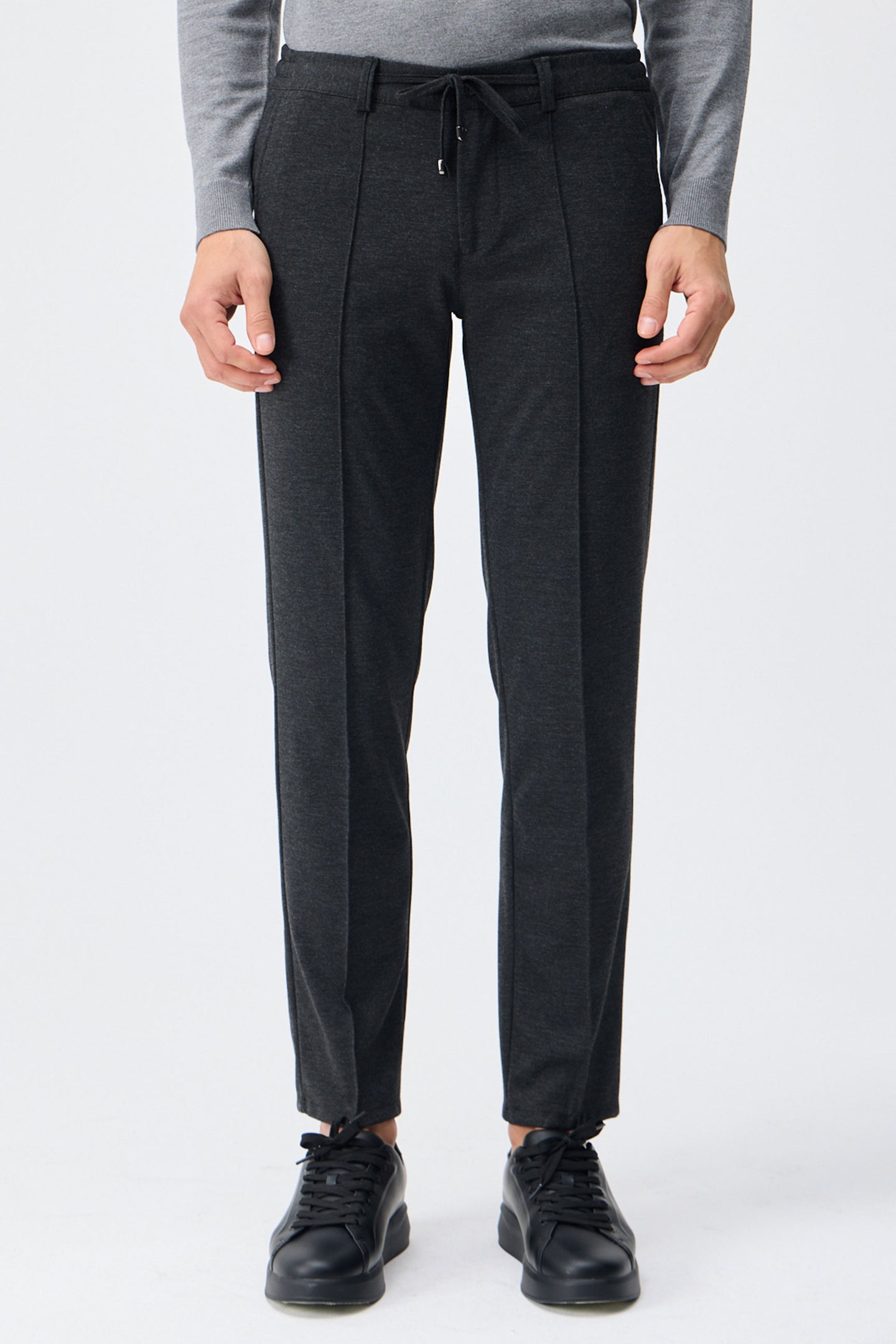 Elegante Herrenhose mit Kordelzug in Taupe-Anthrazit, taillierte, schmal zulaufende Passform