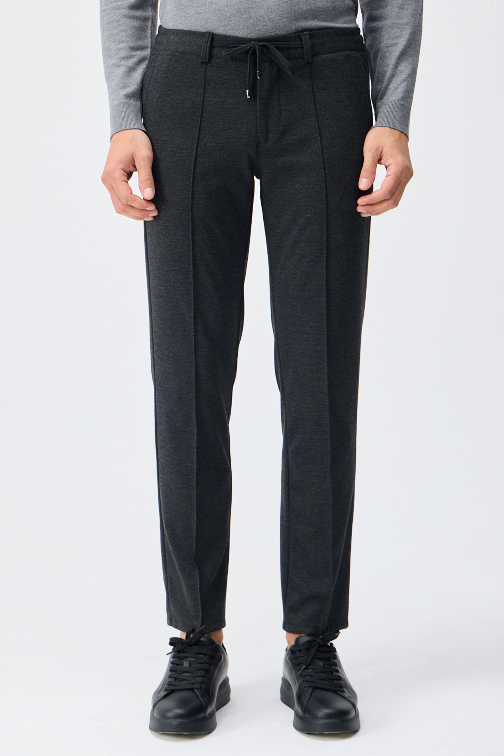 Herren-Anzugset aus anthrazitfarbenem, weichem Jersey, bestehend aus Blazer und Hose.