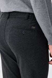 Elegante Herrenhose mit Kordelzug in Taupe-Anthrazit, taillierte, schmal zulaufende Passform