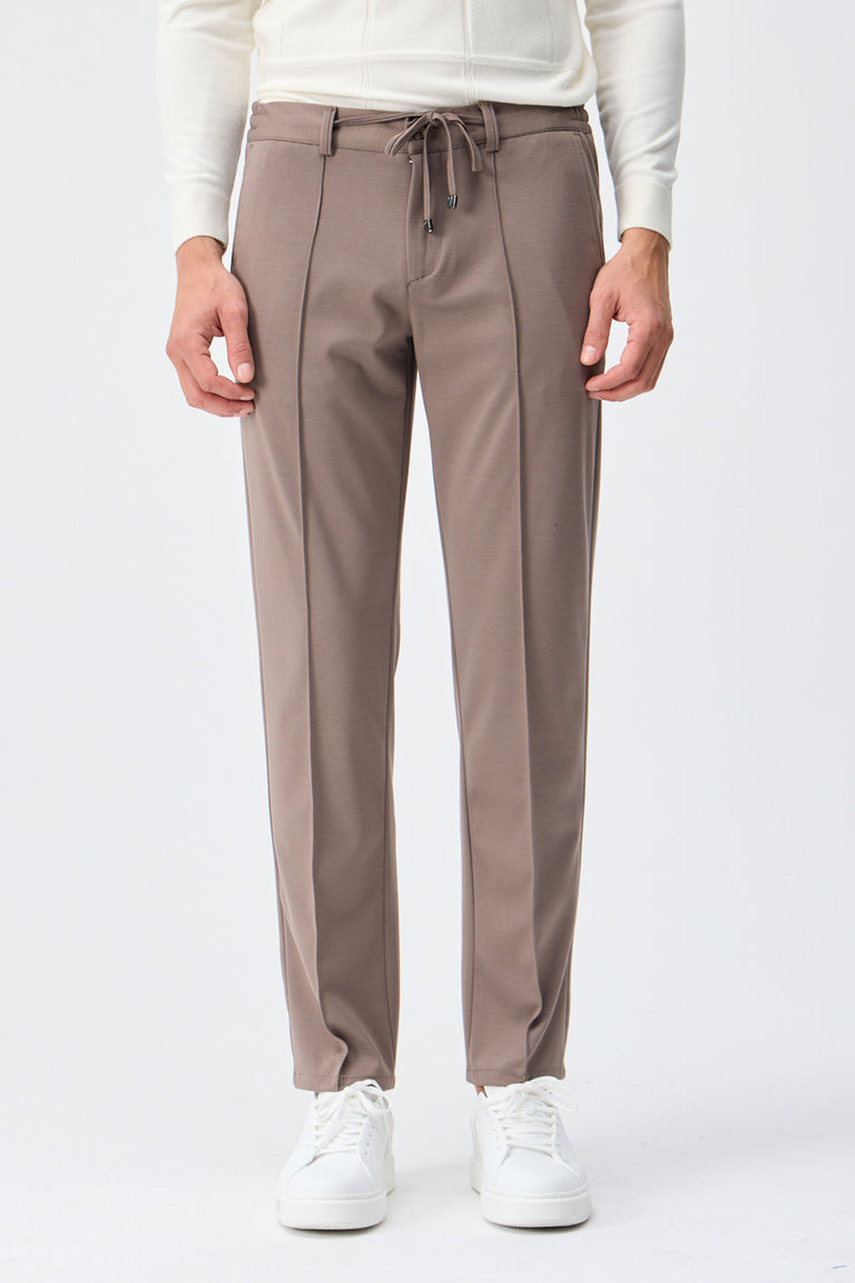 Elegante Herrenhose in Taupe-Braun mit Kordelzug, taillierte, schmal zulaufende Passform
