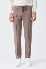 Herren Anzugset aus braunem, weichem Jersey, bestehend aus Blazer und Hose.