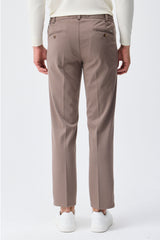 Herren Anzugset aus braunem, weichem Jersey, bestehend aus Blazer und Hose.