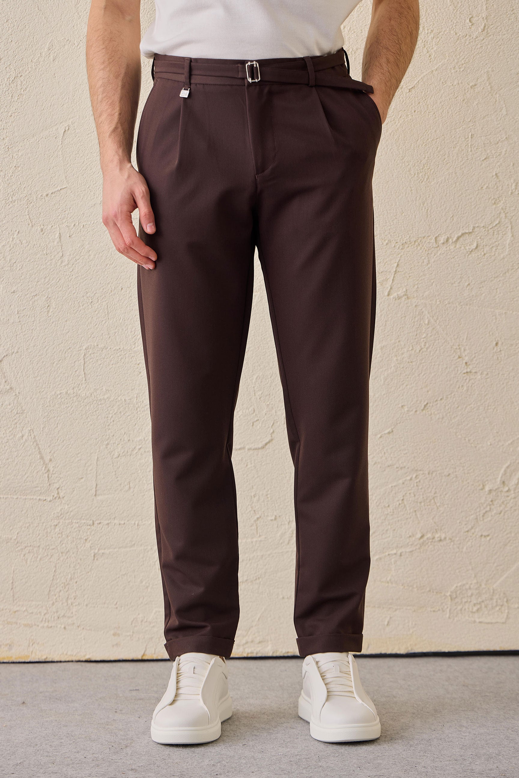 Braune Herren-Gurkha-Hose mit Bundfalten, verstellbarer Bund, taillierte, schmal zulaufende Passform