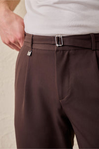 Braune Herren-Gurkha-Hose mit Bundfalten, verstellbarer Bund, taillierte, schmal zulaufende Passform