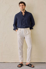 Herren-Gurkha-Hose in Creme mit Bundfalten, verstellbarer Bund, taillierte, schmal zulaufende Passform