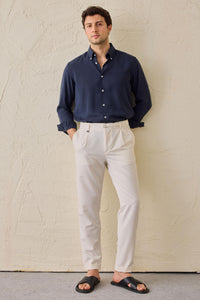 Herren-Gurkha-Hose in Creme mit Bundfalten, verstellbarer Bund, taillierte, schmal zulaufende Passform