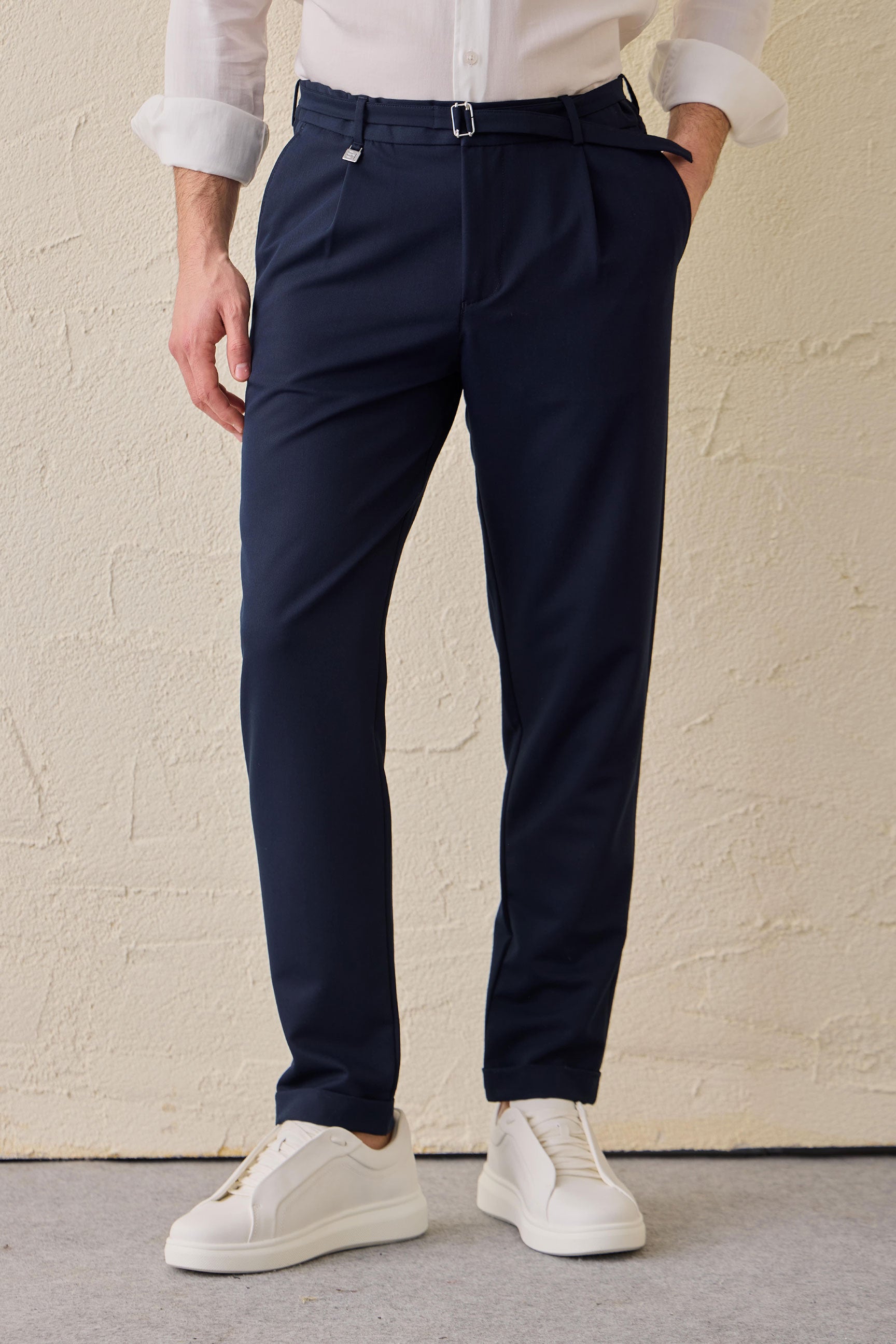 Herren-Gurkha-Hose in Marineblau mit Bundfalten, verstellbarem Bund und taillierter, schmal zulaufender Passform