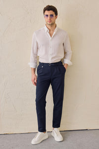 Herren-Gurkha-Hose in Marineblau mit Bundfalten, verstellbarem Bund und taillierter, schmal zulaufender Passform