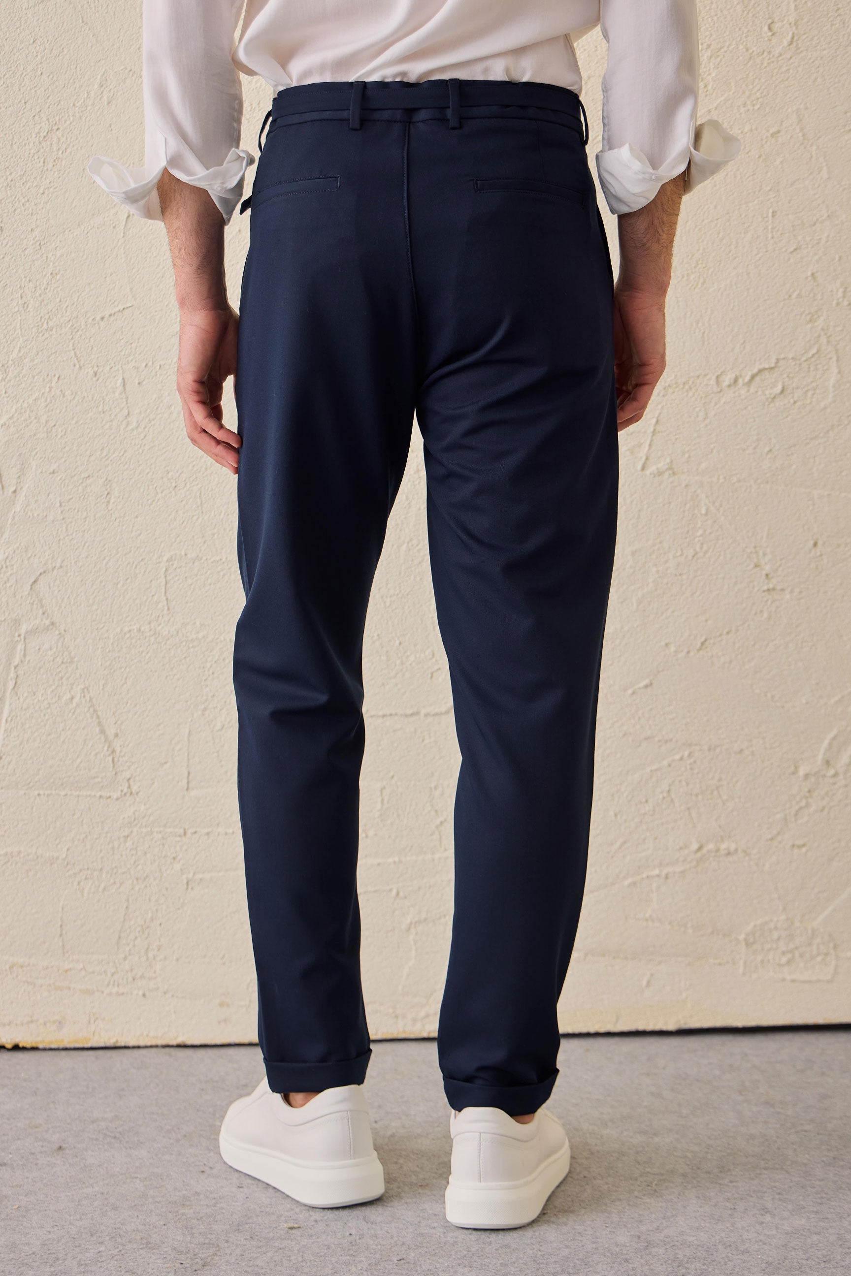 Herren-Gurkha-Hose in Marineblau mit Bundfalten, verstellbarem Bund und taillierter, schmal zulaufender Passform
