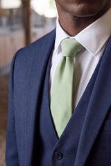 Herrenkrawatte in Salbeigrün mit Wildlederfinish
