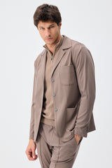 Herren Anzugset aus braunem, weichem Jersey, bestehend aus Blazer und Hose.