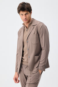 Herren Anzugset aus braunem, weichem Jersey, bestehend aus Blazer und Hose.