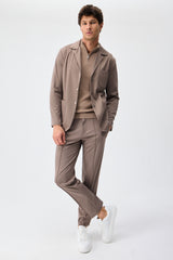 Herren Anzugset aus braunem, weichem Jersey, bestehend aus Blazer und Hose.