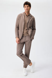 Herren Anzugset aus braunem, weichem Jersey, bestehend aus Blazer und Hose.
