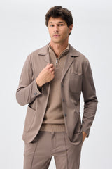 Herren Anzugset aus braunem, weichem Jersey, bestehend aus Blazer und Hose.