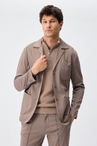 Herren Anzugset aus braunem, weichem Jersey, bestehend aus Blazer und Hose.
