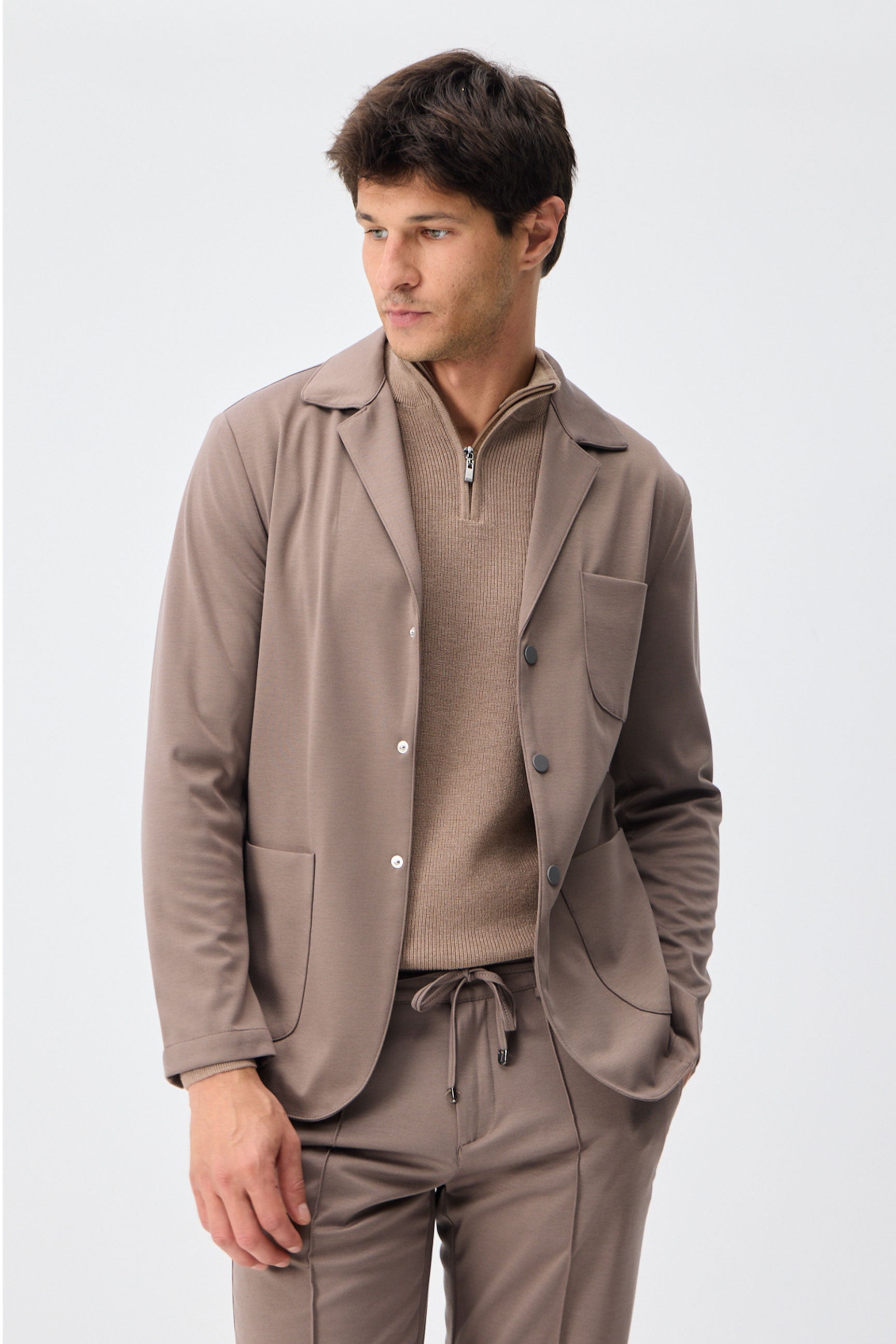Herren Anzugset aus braunem, weichem Jersey, bestehend aus Blazer und Hose.