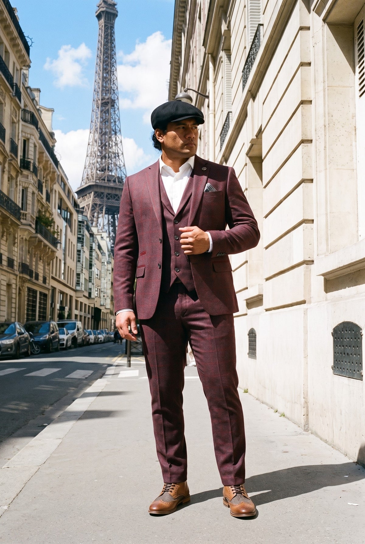 Look #990 styled with 3-teiliger Herrenanzug aus Wolle und Tweed, Pflaume, Weinrot, Karomuster, 1920er Jahre Gatsby
