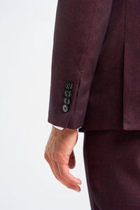 Herrenburgunderkarierter, maßgeschneiderter Anzug mit kontrastierender marineblauer Weste