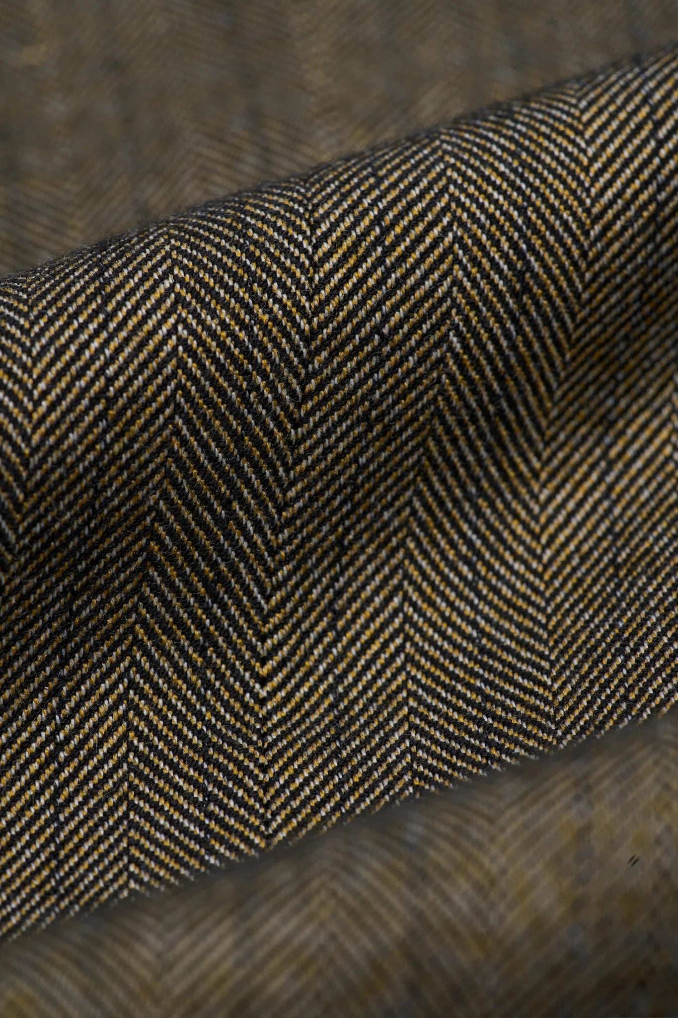 Dreiteiliger Herrenanzug aus olivgrünem Fischgrät-Tweed