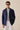 Herren-Safarijacke aus Baumwollmischgewebe in Marineblau und weiße Hose – Smart Casual Outfit