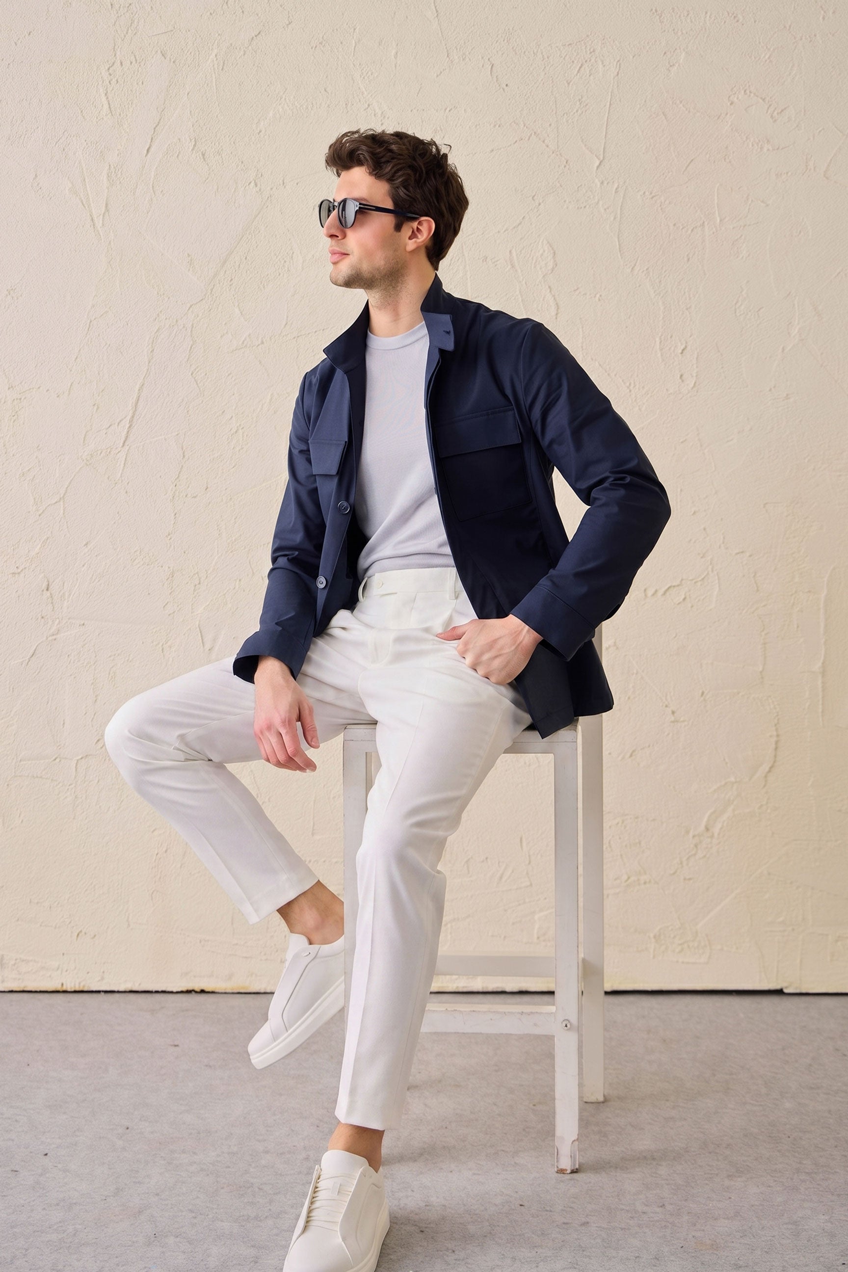 Herren-Safarijacke aus Baumwollmischgewebe in Marineblau und weiße Hose – Smart Casual Outfit