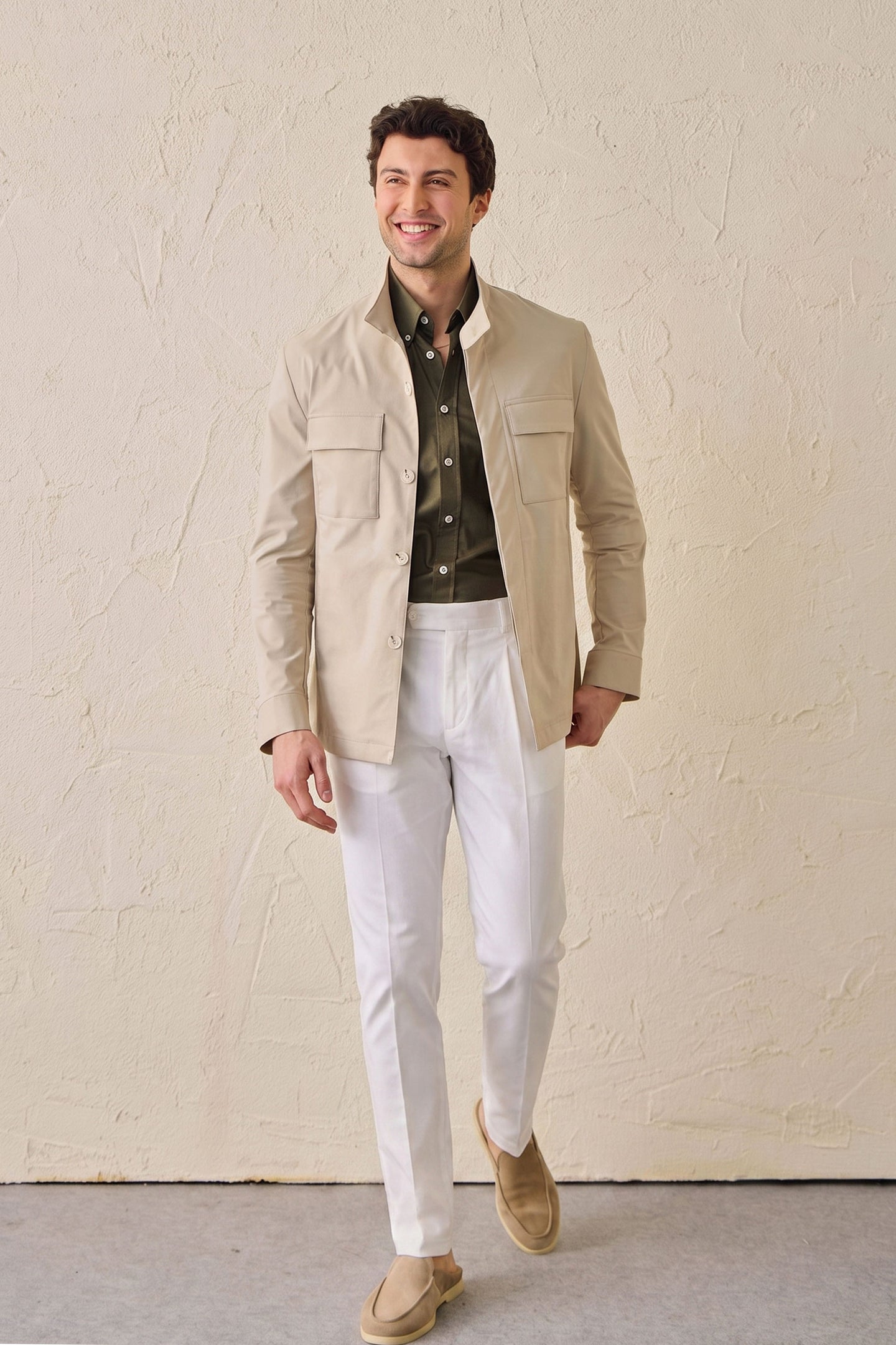 Beige Safarijacke aus Baumwollmischgewebe und weiße Hose für Herren – Smart Casual Outfit