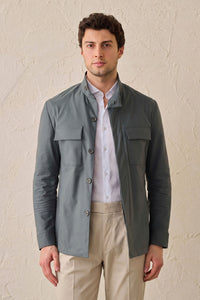 Herren-Safarijacke aus Baumwollmischgewebe in Salbeigrün und beige Hose – Smart Casual Outfit