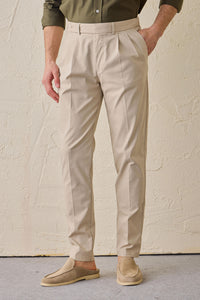Herren-Safarijacke aus Baumwollmischgewebe in Salbeigrün und beige Hose – Smart Casual Outfit