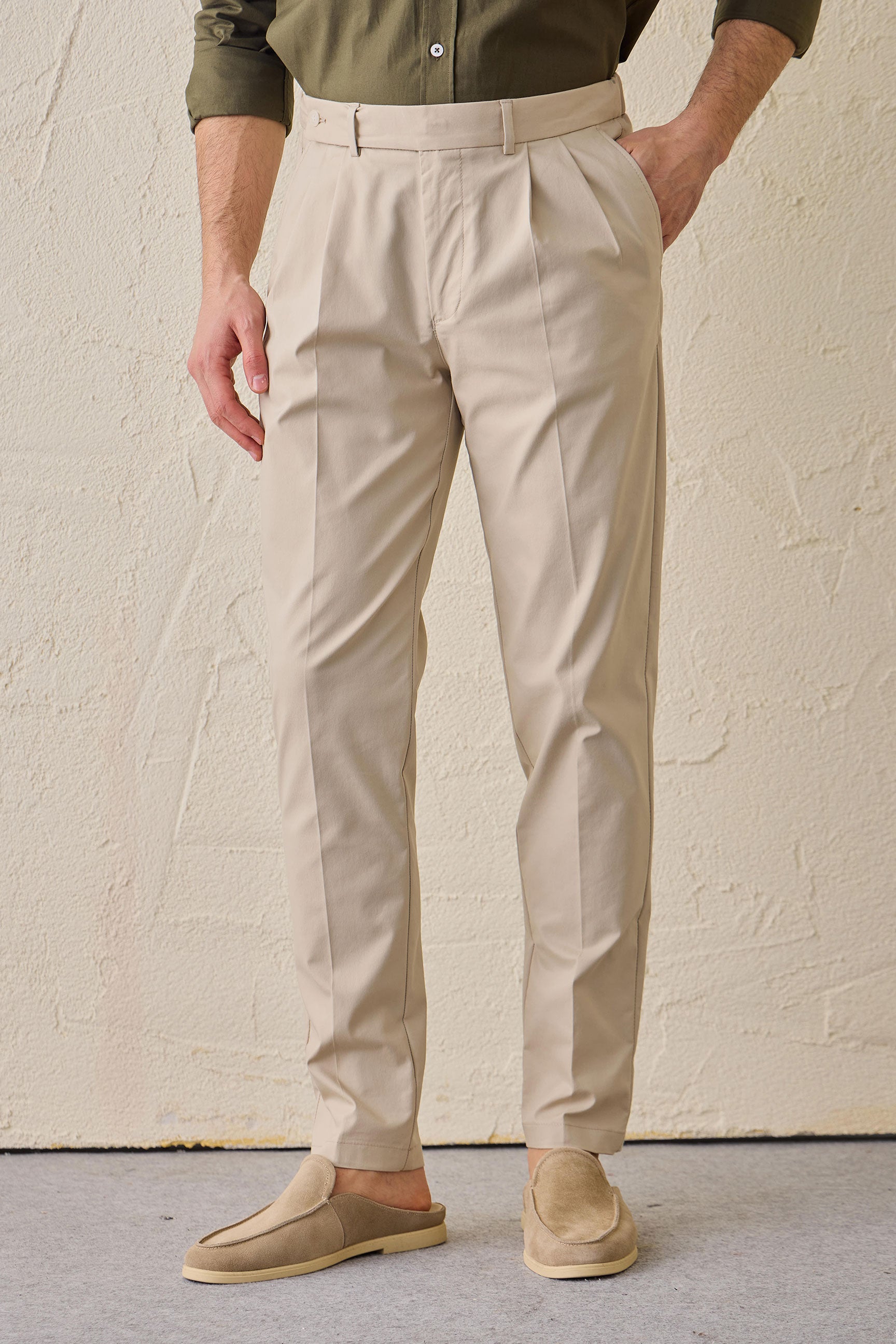 Herren-Safarijacke aus Baumwollmischgewebe in Salbeigrün und beige Hose – Smart Casual Outfit