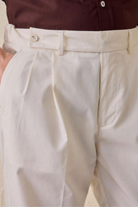 Weiße, plissierte, elegante Freizeithose für Herren, klassische Passform
