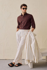 Weiße, plissierte, elegante Freizeithose für Herren, klassische Passform