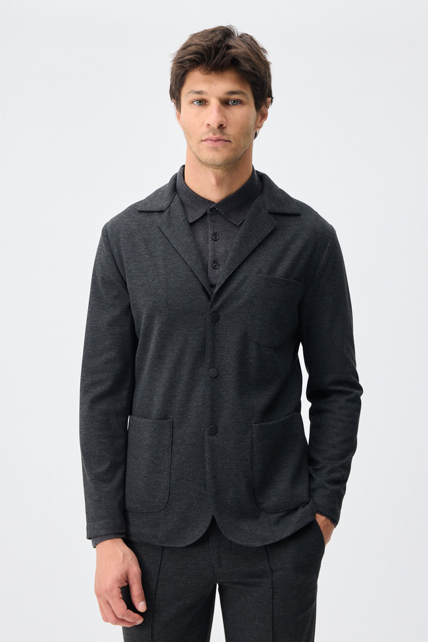Herren-Anzugset aus anthrazitfarbenem, weichem Jersey, bestehend aus Blazer und Hose.