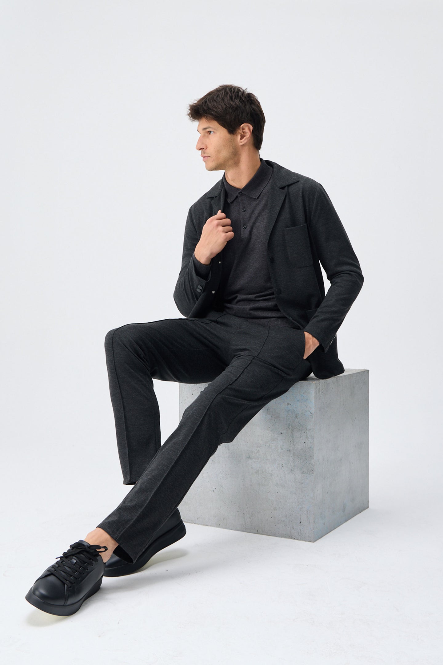 Herren-Anzugset aus anthrazitfarbenem, weichem Jersey, bestehend aus Blazer und Hose.