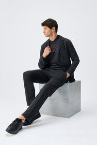 Herren-Anzugset aus anthrazitfarbenem, weichem Jersey, bestehend aus Blazer und Hose.