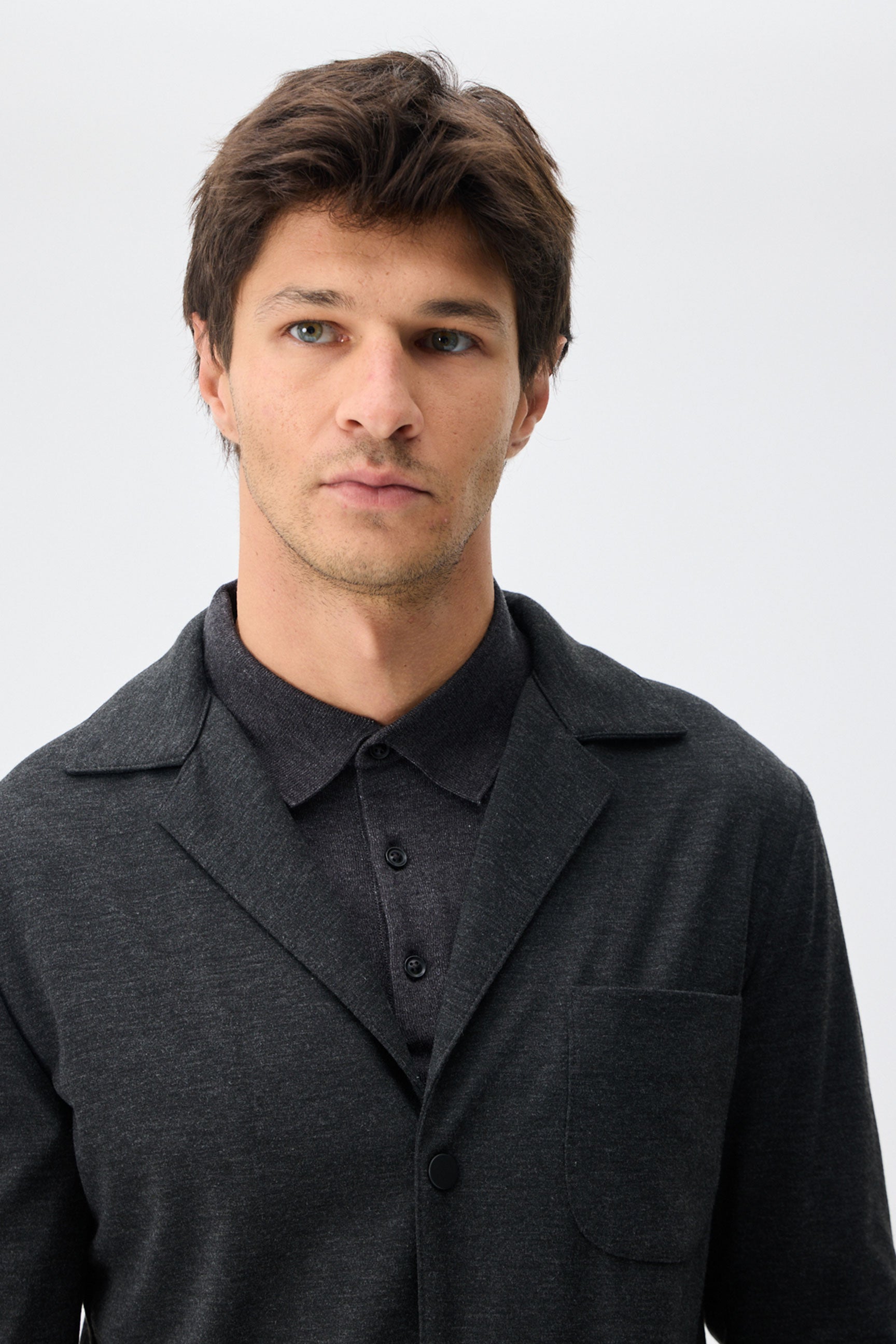 Herren-Anzugset aus anthrazitfarbenem, weichem Jersey, bestehend aus Blazer und Hose.