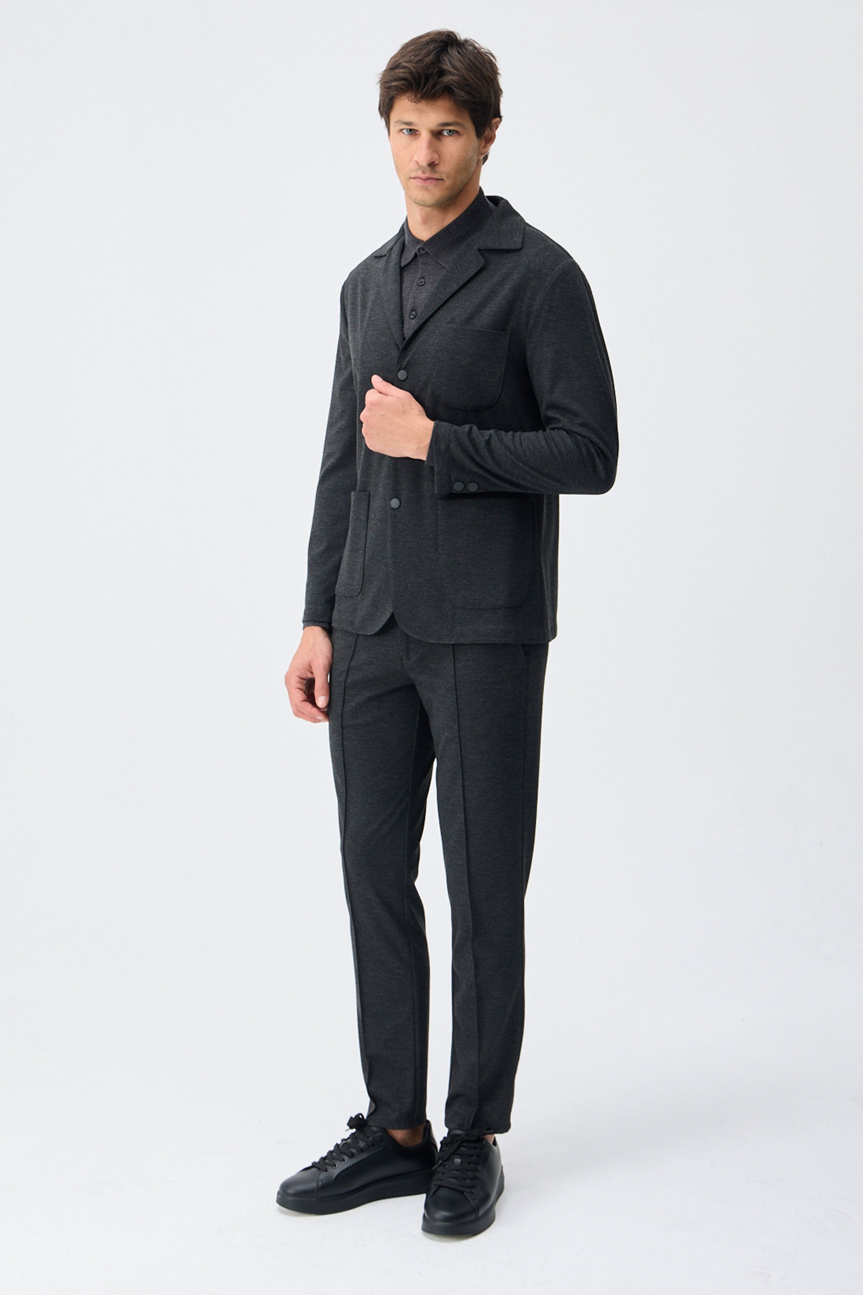 Herren-Anzugset aus anthrazitfarbenem, weichem Jersey, bestehend aus Blazer und Hose.