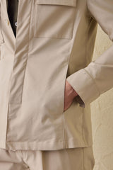 Beigefarbener, eleganter 2-teiliger Herrenanzug im Safari-Stil mit Stehkragen und Stretchanteil