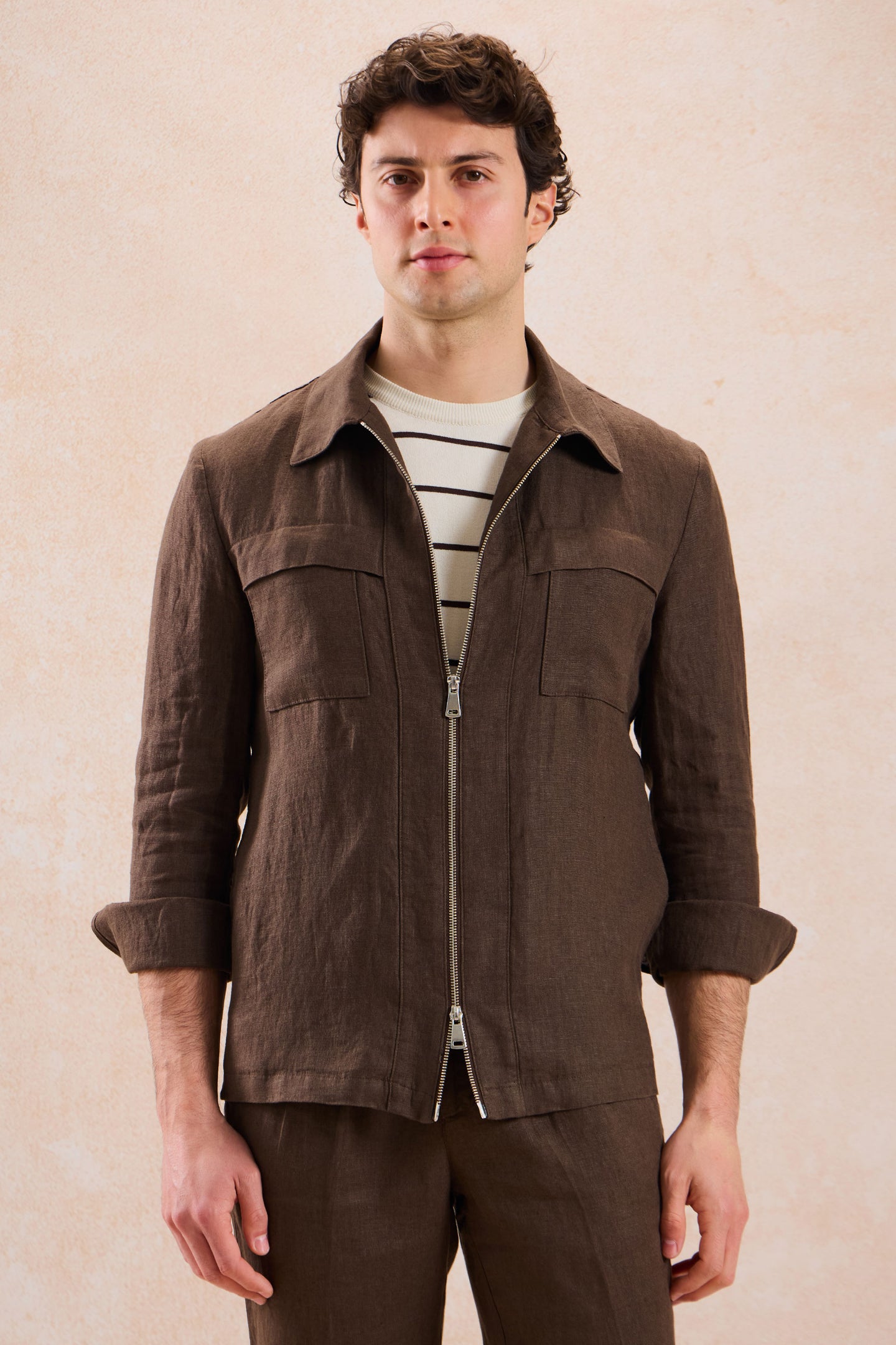 Herren-Leinenanzug, zweiteilig, elegant-lässig, aus braunem Leinen, mit Reißverschluss vorne, im Safari-Stil, Sommer