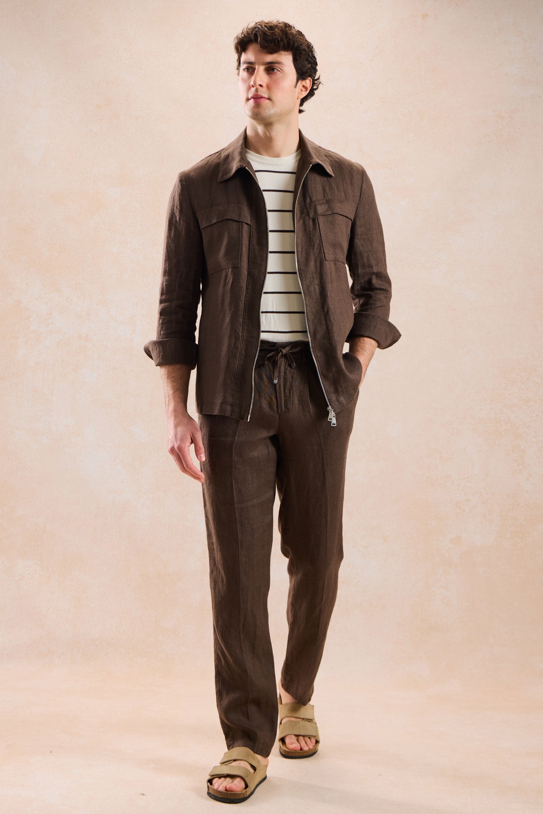 Herren-Leinenanzug, zweiteilig, elegant-lässig, aus braunem Leinen, mit Reißverschluss vorne, im Safari-Stil, Sommer