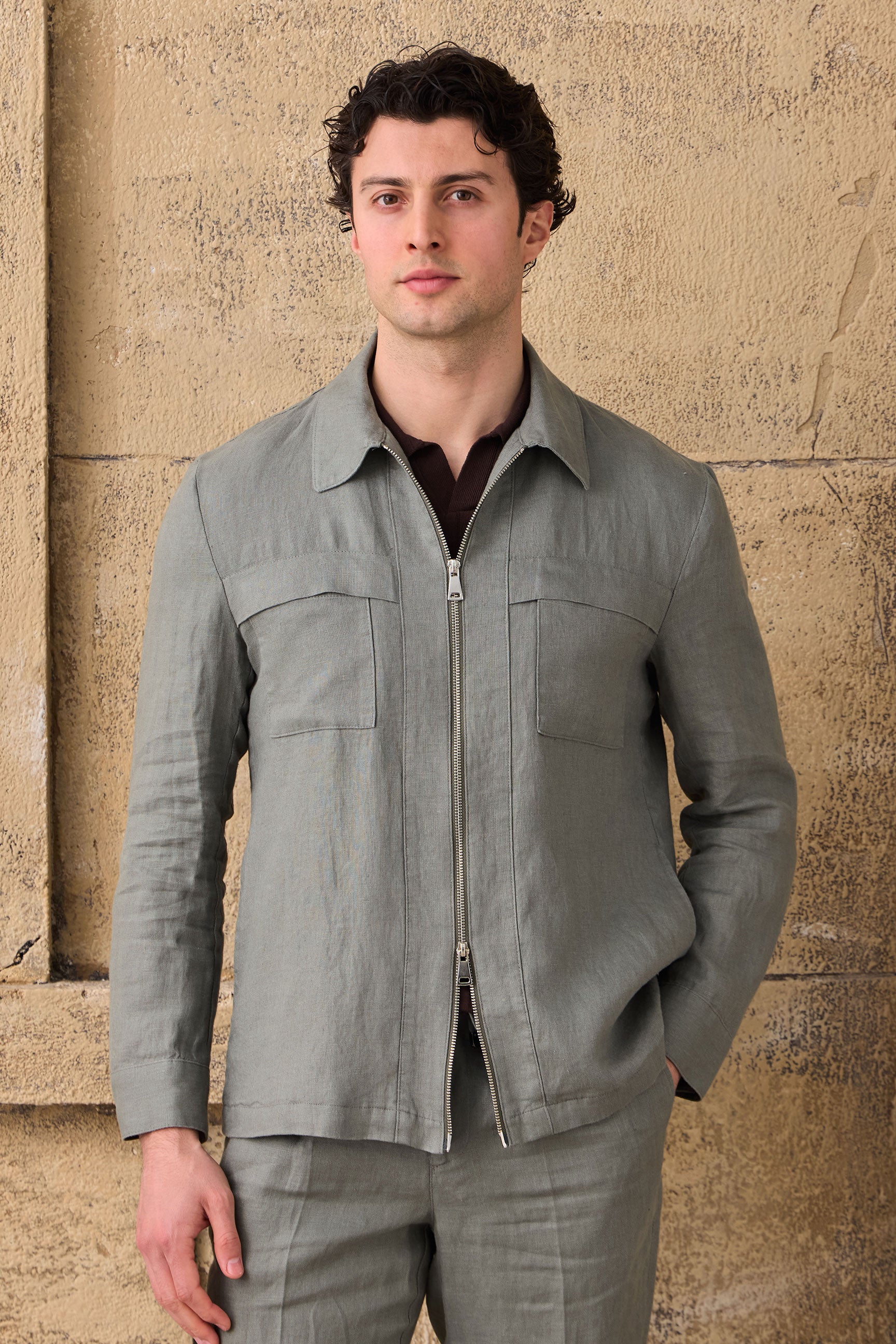 Herren-Hemdjacke aus Leinen in Salbeigrün mit Reißverschluss, leichtes Sommer-Overshirt