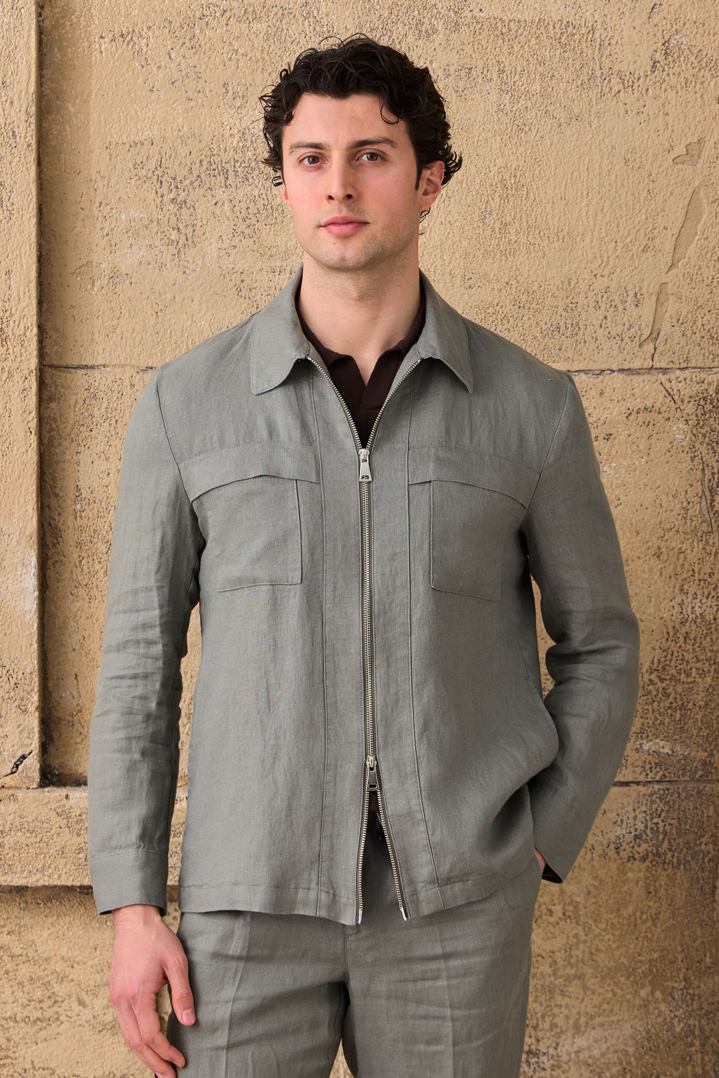 Herren-Leinenanzug in Salbeigrün, elegant-lässig, 2-teilig, mit Reißverschluss vorne, Safari-Stil, Sommer