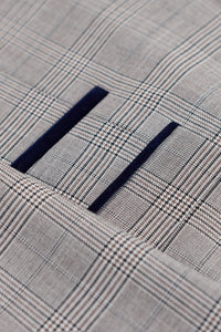 Hugo Herrenanzug, hellgrau, dreiteilig, mit marineblauem Karomuster und Samtbesatz