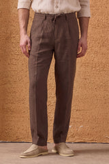 Beige Leinenjacke mit Reißverschluss und braune Hose für Herren – ein elegantes, lässiges Sommeroutfit
