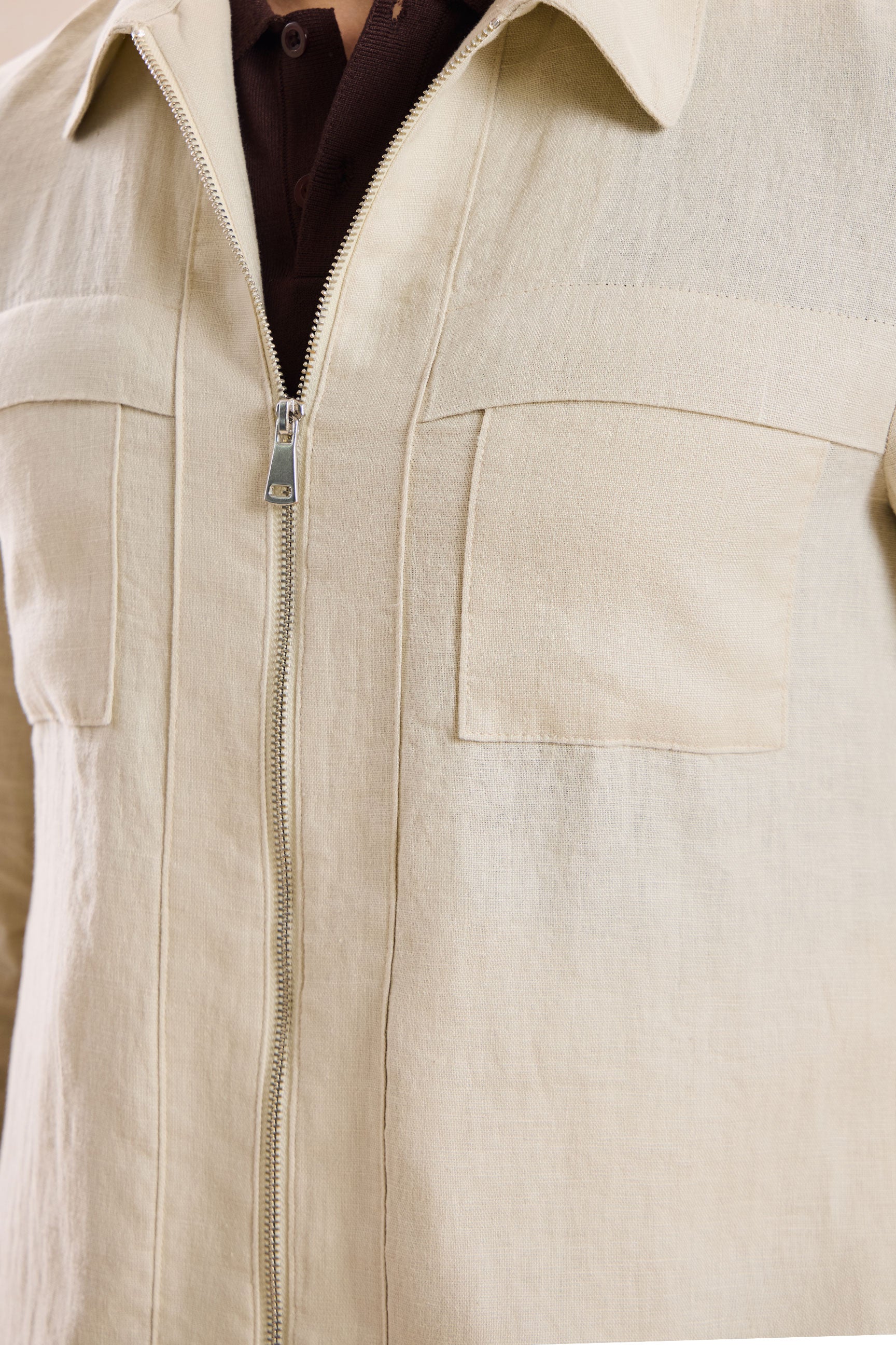 Beige Leinenjacke mit Reißverschluss und braune Hose für Herren – ein elegantes, lässiges Sommeroutfit