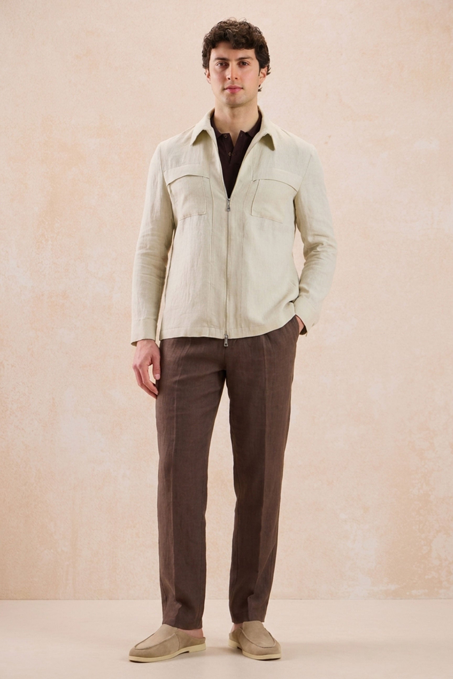 Beige Leinenjacke mit Reißverschluss und braune Hose für Herren – ein elegantes, lässiges Sommeroutfit