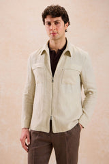 Beige Leinenjacke mit Reißverschluss und braune Hose für Herren – ein elegantes, lässiges Sommeroutfit