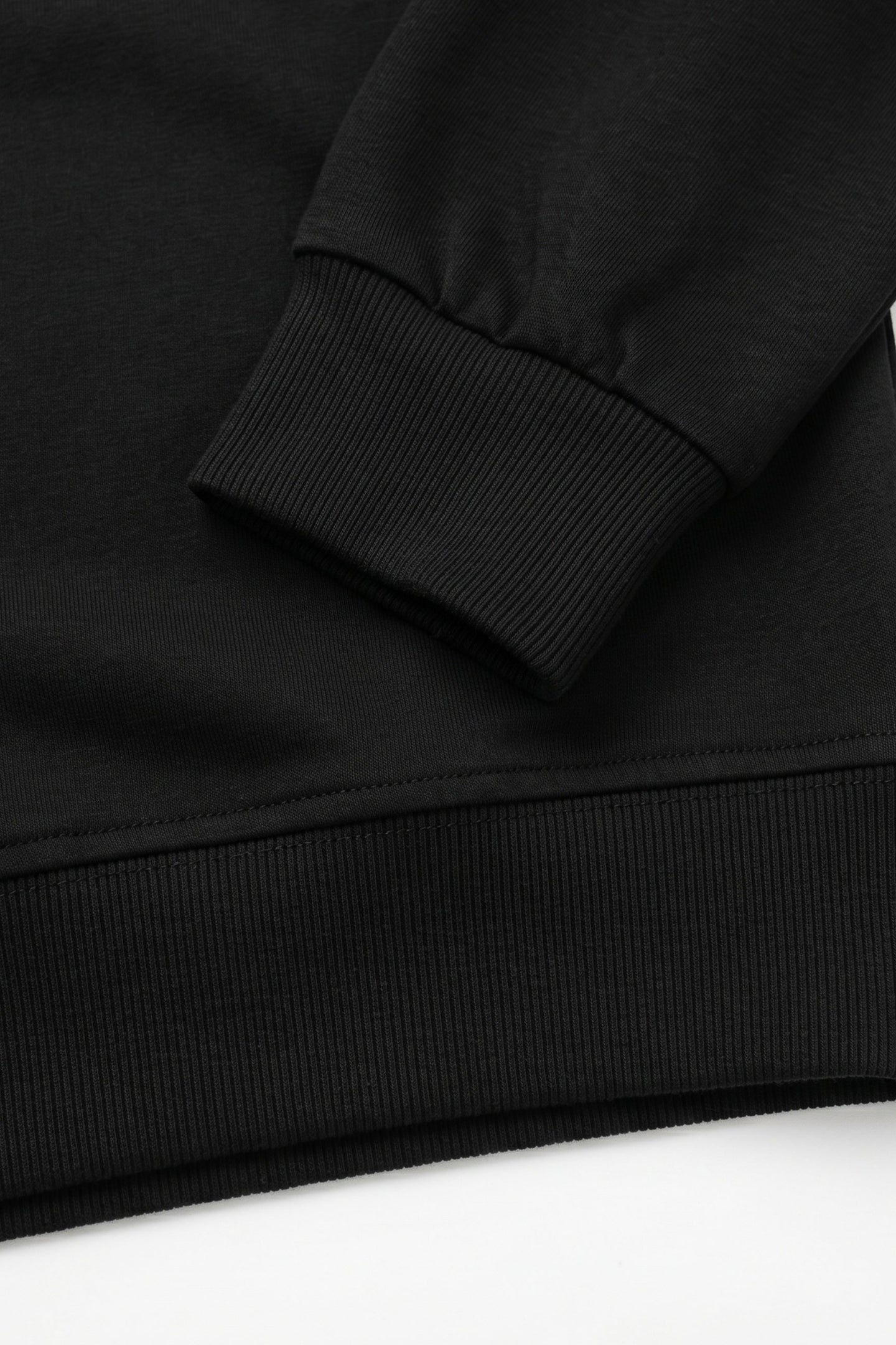 Herren-Sweatshirt aus schwarzem Baumwollmischgewebe mit Rundhalsausschnitt, langen Ärmeln und Stretchanteil